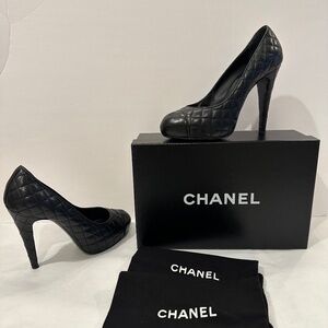 CHANEL ESCARPINS SIGNATURE BLACK QUILTED CAP TOE LEATHER HEELS IN BLACK